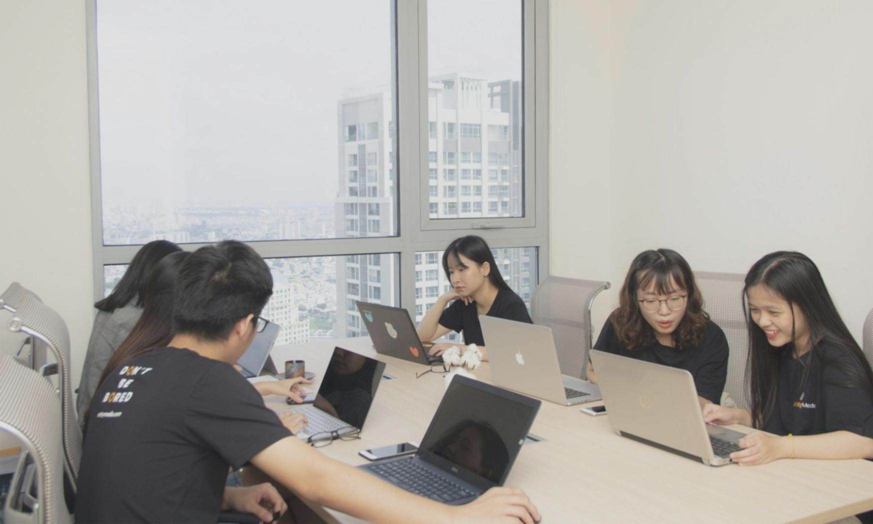 Equipo de aurionthaluxe trabajando en análisis financiero colaborativo